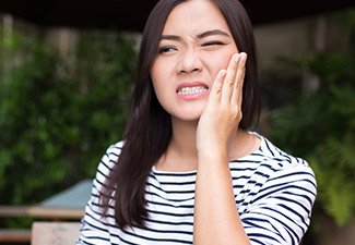 woman in jaw pain