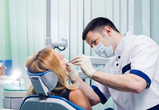 Dentist looking on woman’s mouth